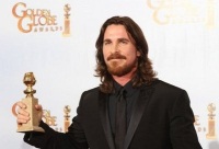 Christian Bale con su Globo de Oro como mejor actor de reparto por "The Fighter"